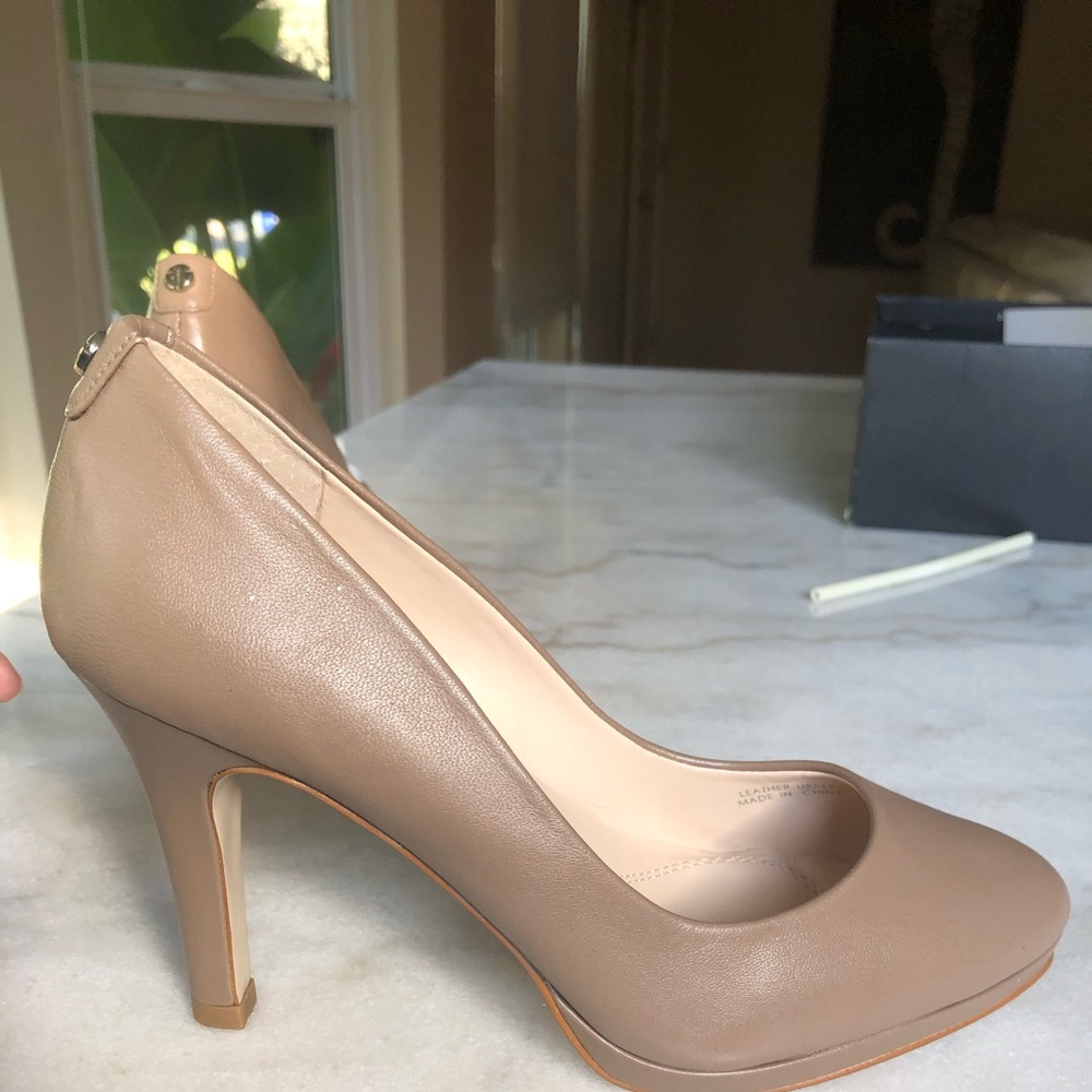 Tahari Classic Pump - Neutral